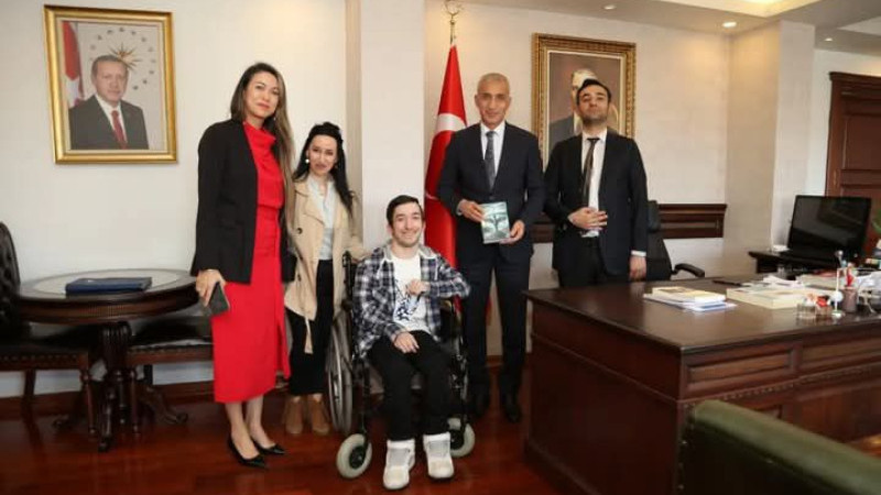 Özel Çocuk Kabalı,  Rüzgarın Kanatları kitabını Kaymakam Rüstemoğlu'na takdim etti