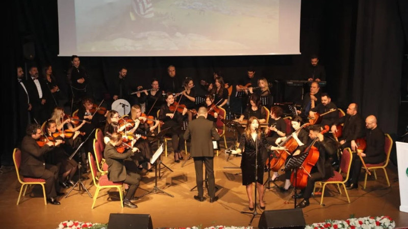 Ögretmenlerden oluşan Ankara Maarif Orkestrası ve Halk Dansları gösterimi sunuldu