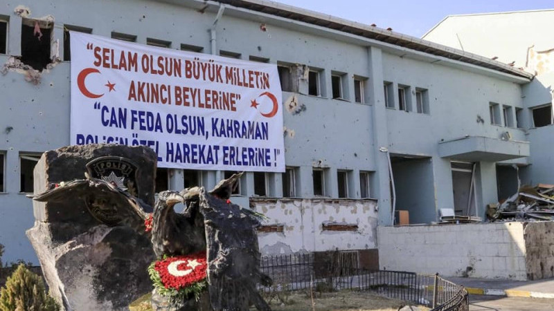 GÖLBAŞI İLÇE MERKEZİNDE 15 TEMMUZ ŞEHİTLERİNİ HATIRLATAN, UNUTTURMAYAN HATTA RUHLARINI ŞAD EDECEK